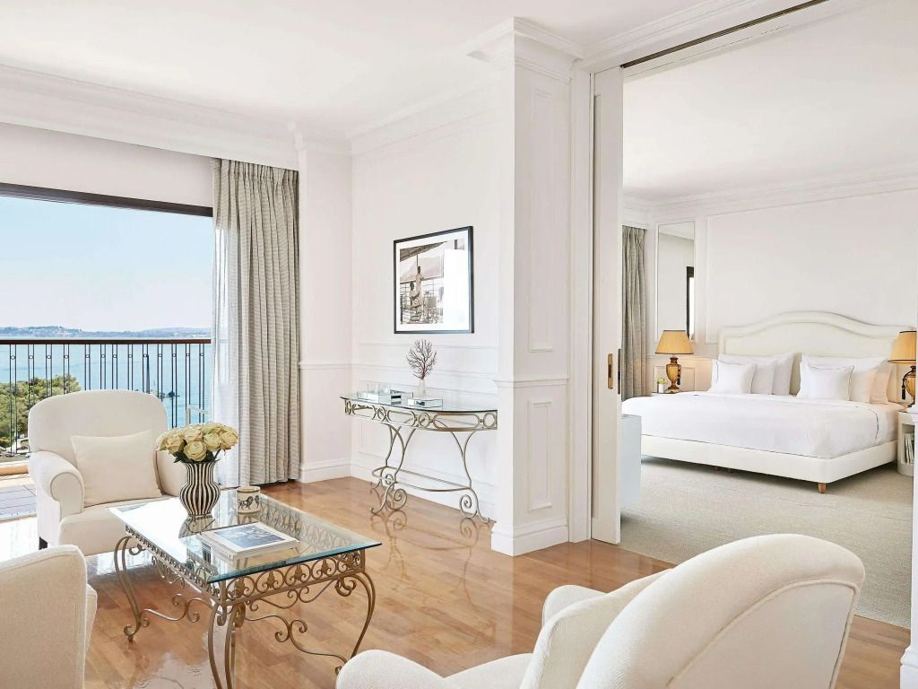 Luxuriöser Wohnbereich mit stilvollem Design und Balkon in der Imperial Suite.