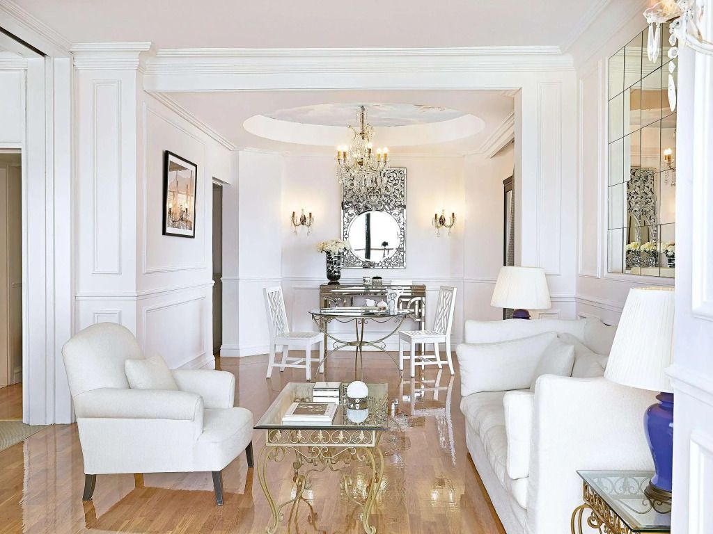 Elegantes Wohnzimmer mit moderner Dekoration und edlem Interieur in der Imperial Suite.