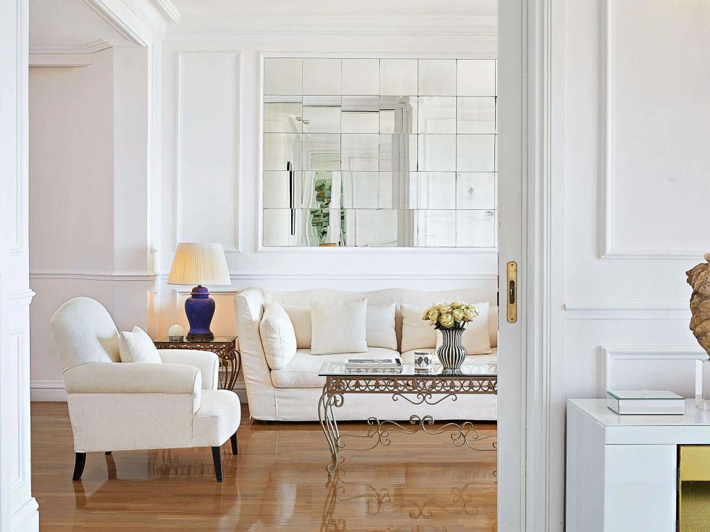 Heller Wohnraum mit stilvoller Einrichtung und Spiegeln in der Imperial Suite.