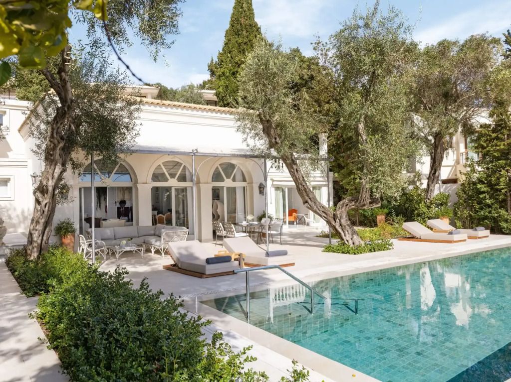 Privater Poolbereich umgeben von Olivenbäumen und eleganter Architektur