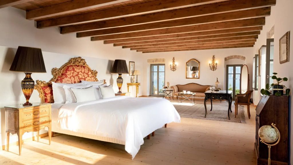 Luxuriöses Schlafzimmer mit Holzbalkendecke und eleganter Einrichtung im Medusa Estate.