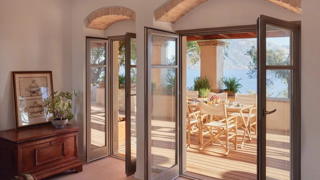 Heller Innen- und Außenbereich mit Türen zur Terrasse mit Meerblick im Medusa Estate.
