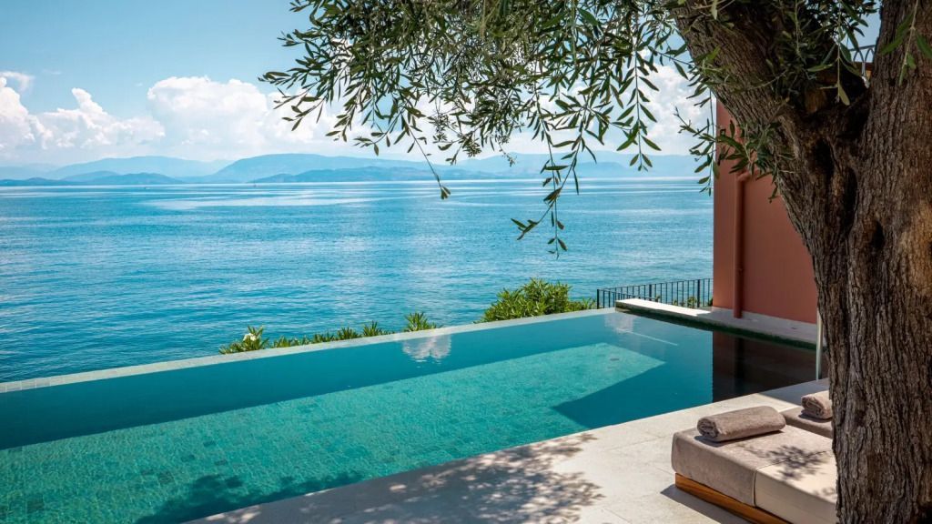Pool mit Panoramablick auf das Meer und umliegende Berge