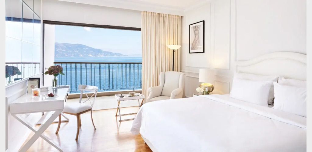 Elegantes Doppelzimmer mit großem Fenster und Meerblick