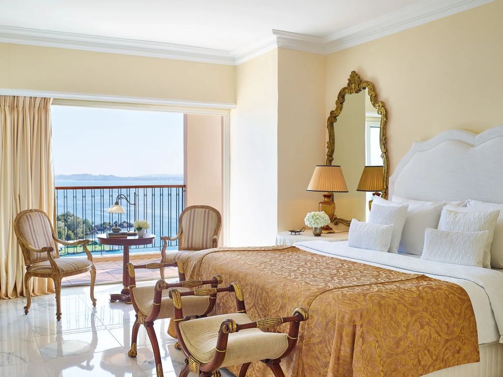 Präsidenten Suite mit großem Bett, Sessel, Tisch und Meerblick