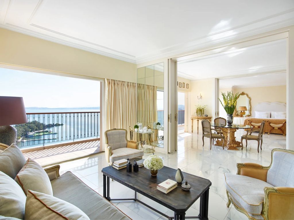 Wohnbereich der Präsidenten Suite mit Meerblick und eleganter Einrichtung