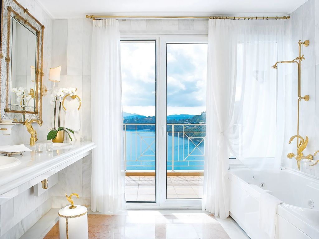 Badezimmer der Präsidenten Suite mit Badewanne und Meerblick