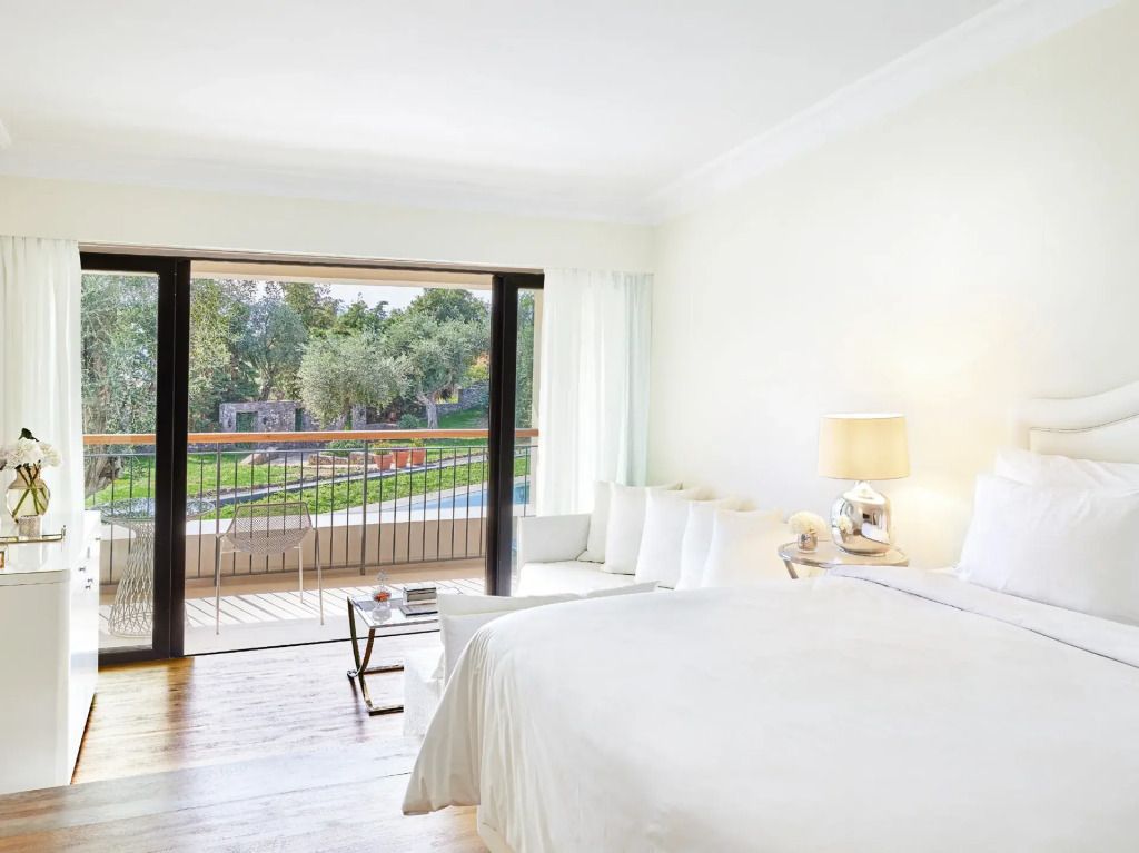 Elegantes Schlafzimmer mit Blick auf den Pool