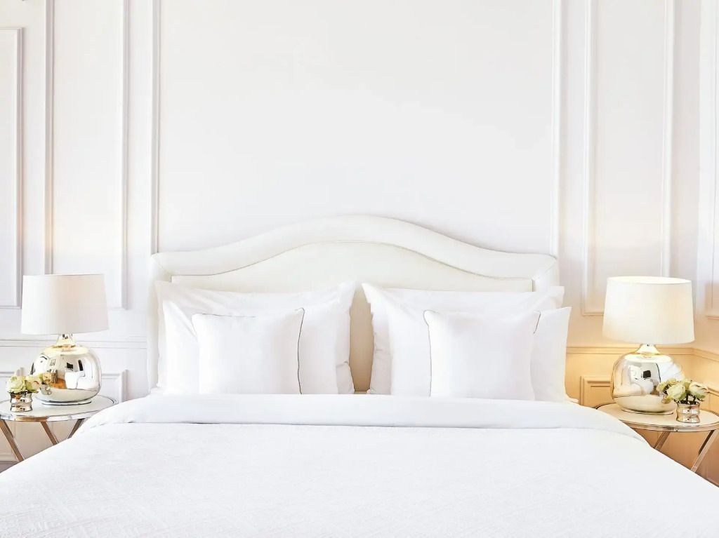 Luxuriöses Kingsize-Bett mit stilvoller Beleuchtung