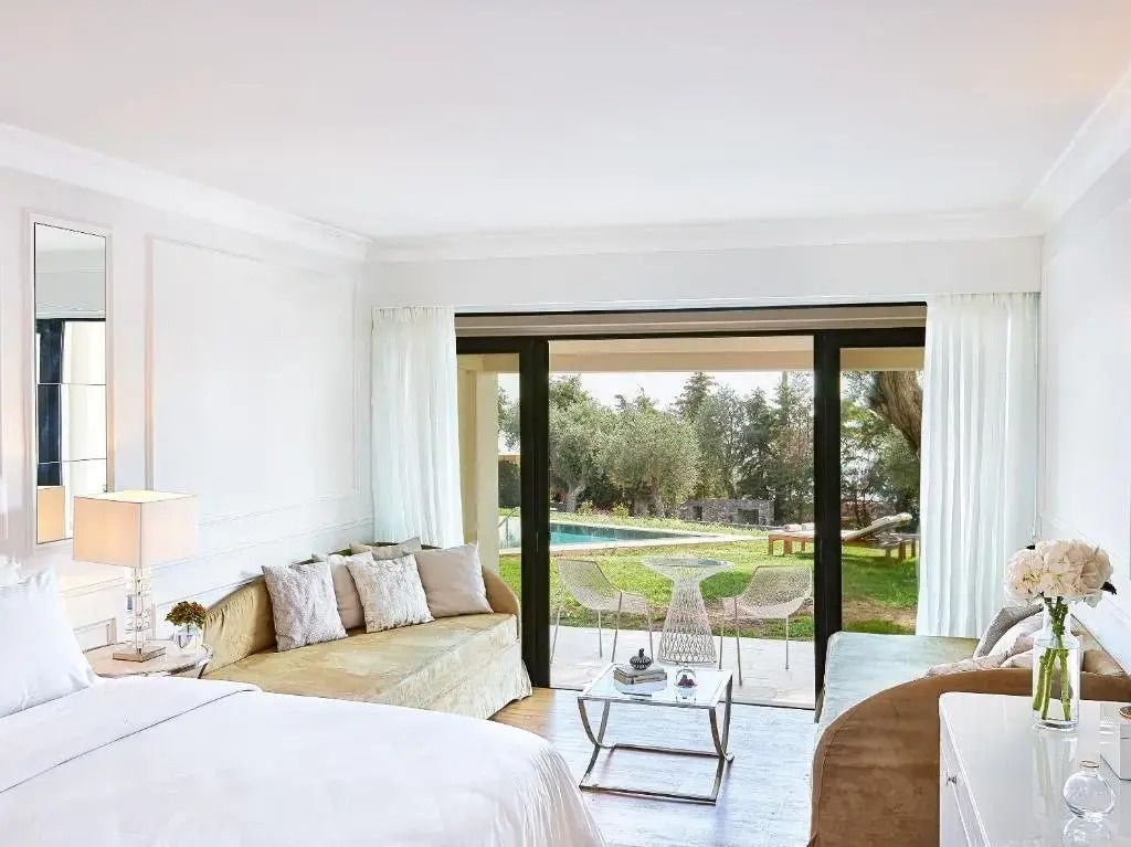 Helles Zimmer mit Zugang zur Terrasse und Poolblick