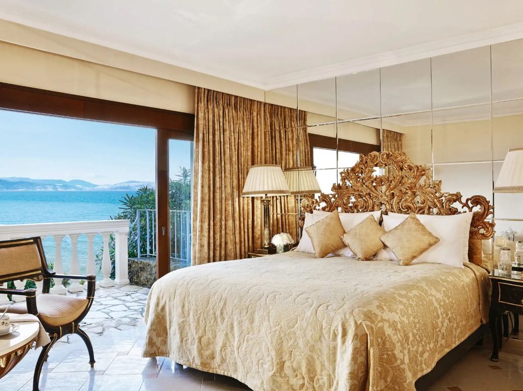 Luxuriöses Schlafzimmer mit Blick aufs Meer und eleganter Einrichtung