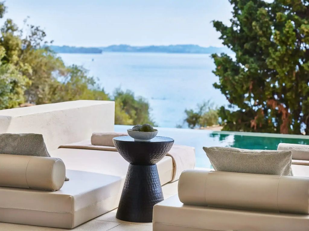 Terrasse des Bungalows mit bequemen Sitzgelegenheiten und Meerblick.