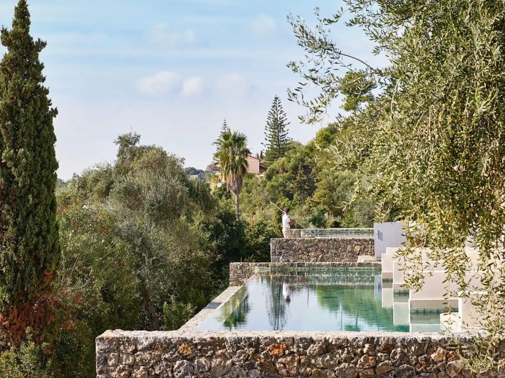 Infinity-Pool, der von üppiger Vegetation umgeben ist mit Blick auf die Natur.
