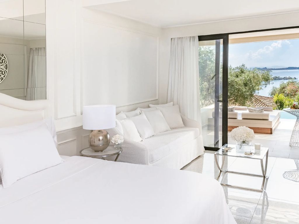 Helle Suite mit Meerblick und eleganter Einrichtung im Corfu Imperial Resort