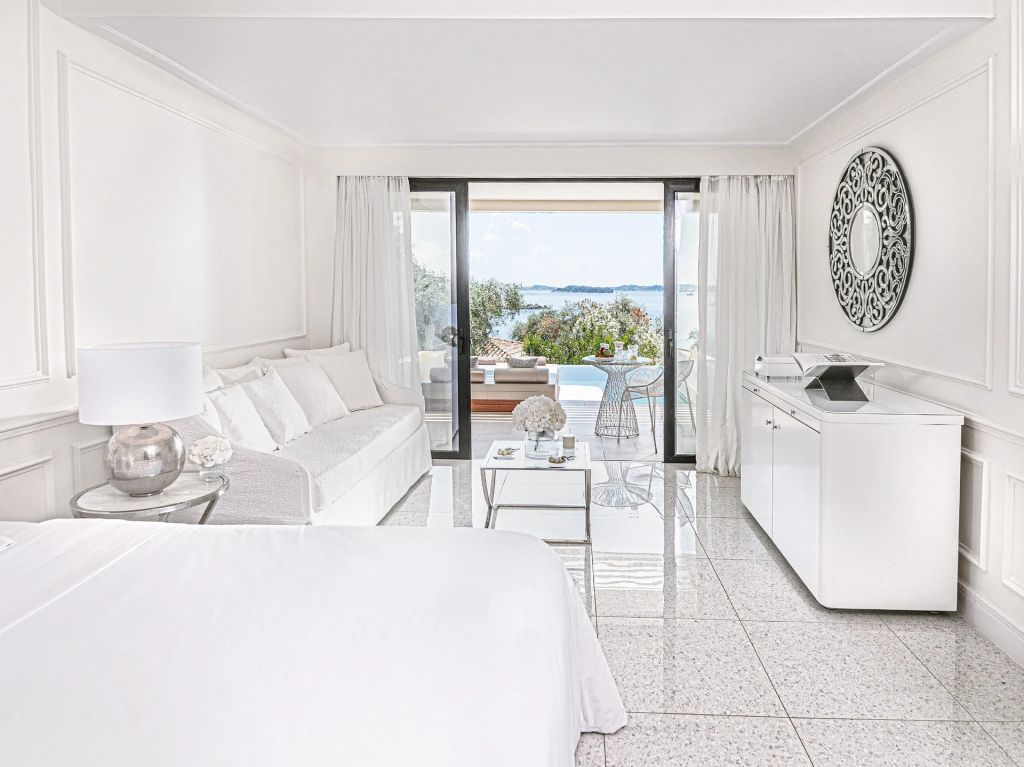 Lichtdurchflutete Junior Bungalow Suite mit Zugang zum Pool und Meerblick