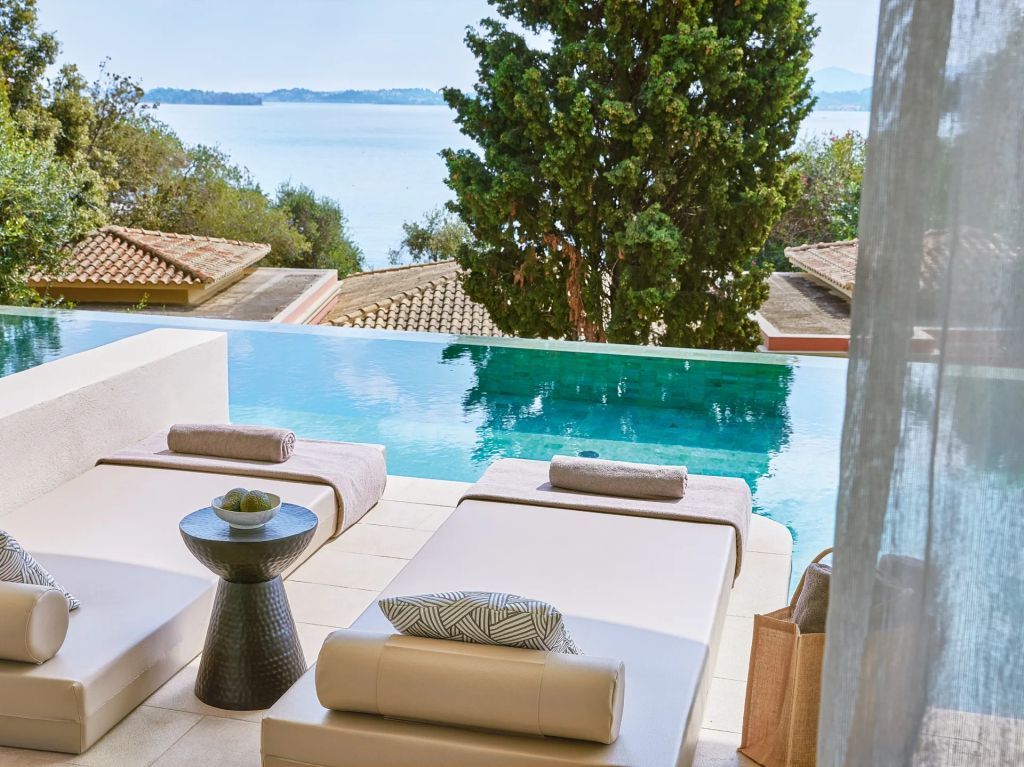 Privater Swim Up Pool mit Blick auf das Meer und entspannenden Liegen