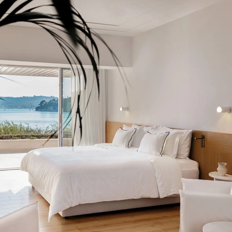Luxuriöses Schlafzimmer mit Meerblick und Zugang zur Terrasse
