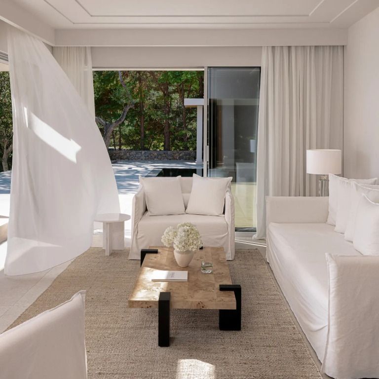 Helles Wohnzimmer mit elegantem Sofa und Blick auf den Garten