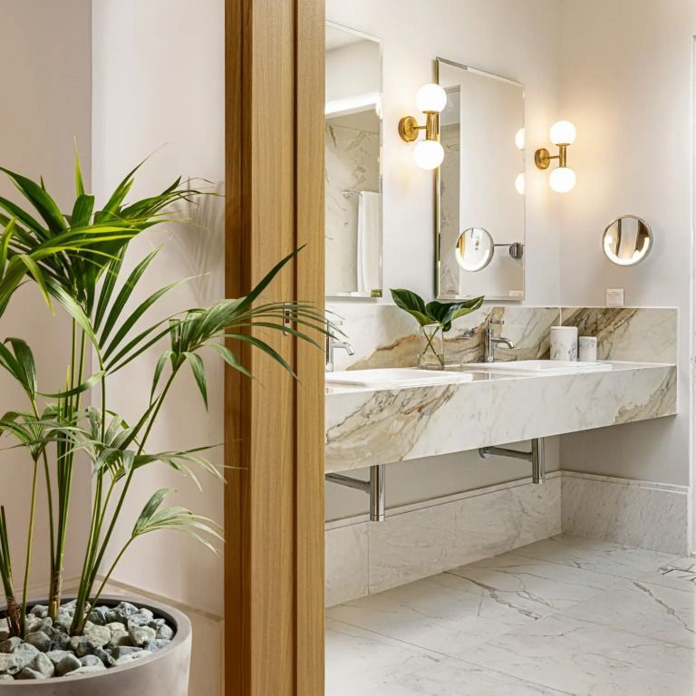 Elegantes Badezimmer mit Pflanzen und Doppelwaschbecken