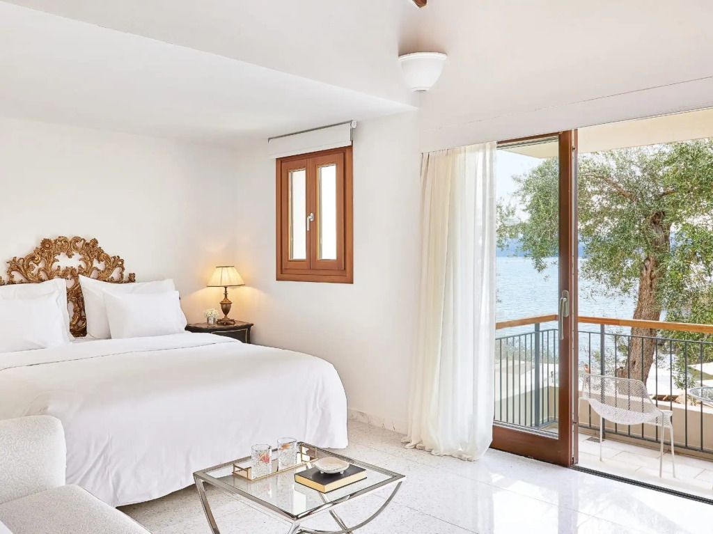 Helles Schlafzimmer mit Meerblick und direktem Zugang zur Terrasse