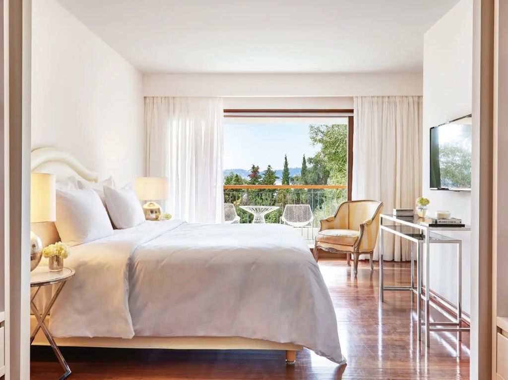 Stilvolles Schlafzimmer mit Balkon und Gartenblick