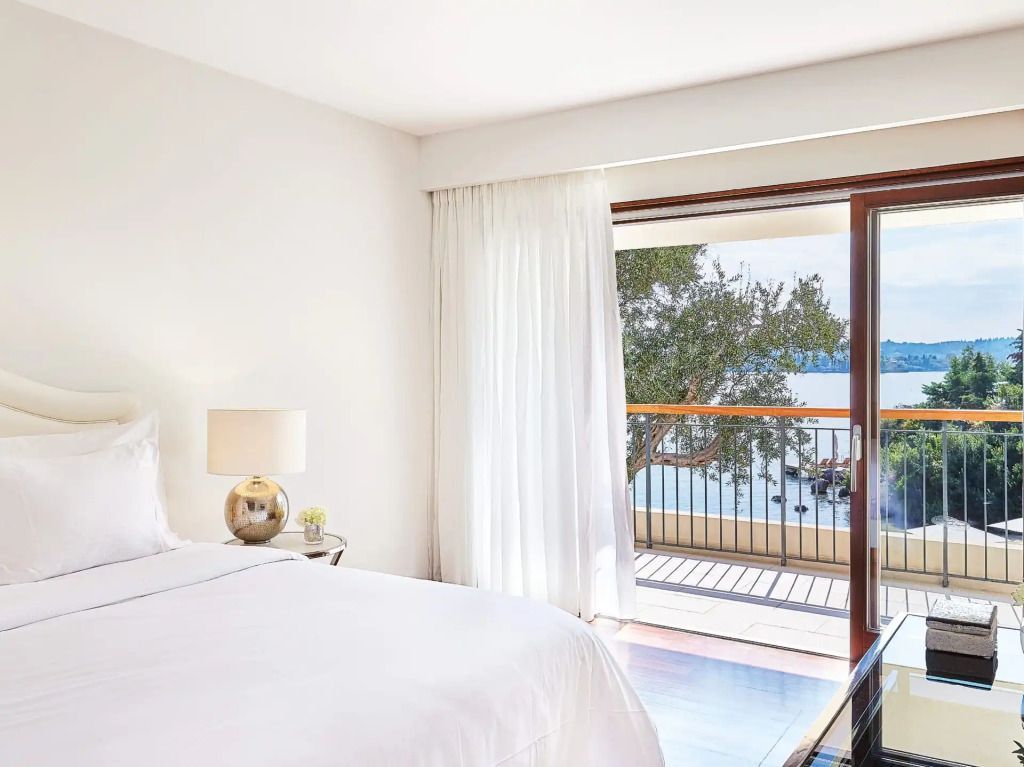 Geräumiges Schlafzimmer mit offenem Balkon und Meerblick