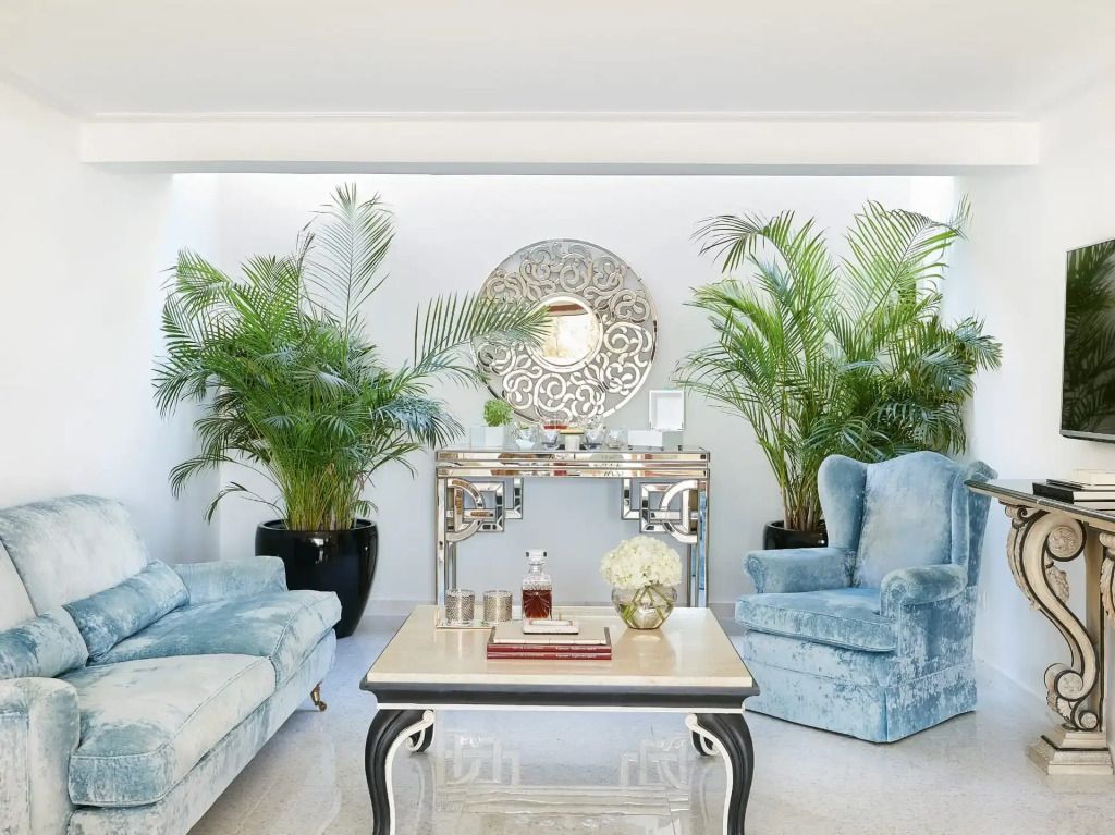 Opulente Wohnzimmer-Ecke mit luxuriösen Möbeln und Pflanzen