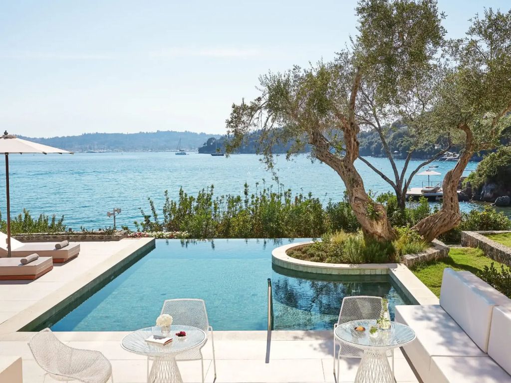 Privater Pool mit atemberaubendem Meerblick und stilvollen Sitzmöglichkeiten