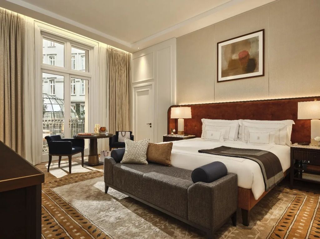 Elegantes Schlafzimmer in der Deluxe Doppel Junior-Suite mit großem Fenster