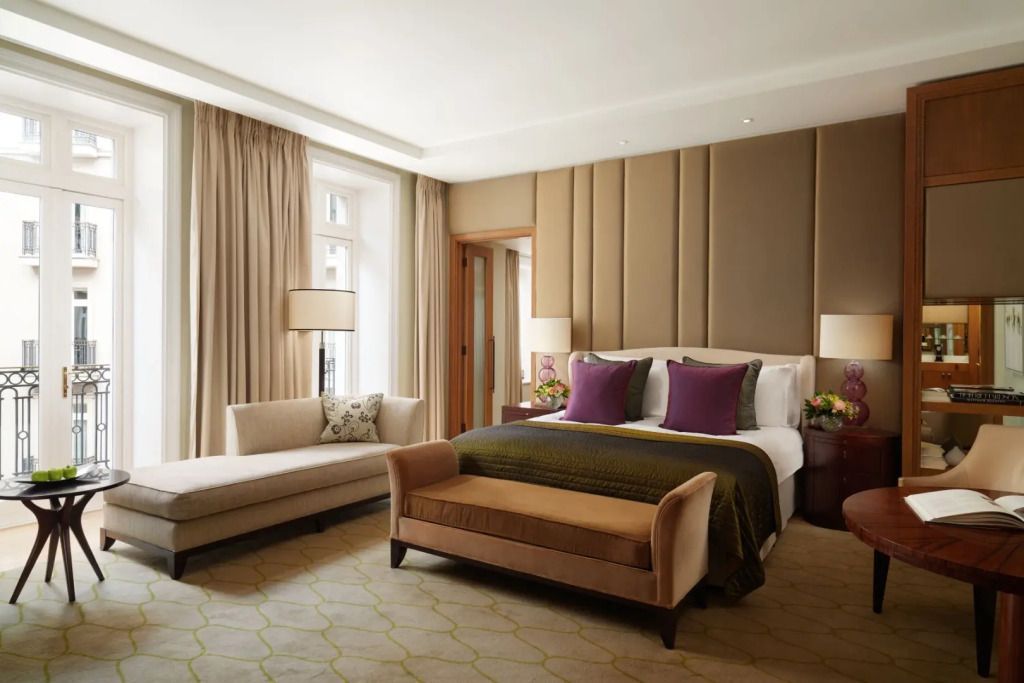 Geräumiges Zimmer in neutralen Tönen mit eleganter Einrichtung