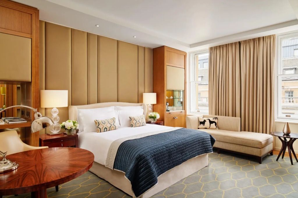 Deluxe Doppelzimmer mit Doppelbett und eleganter Einrichtung im Corinthia London