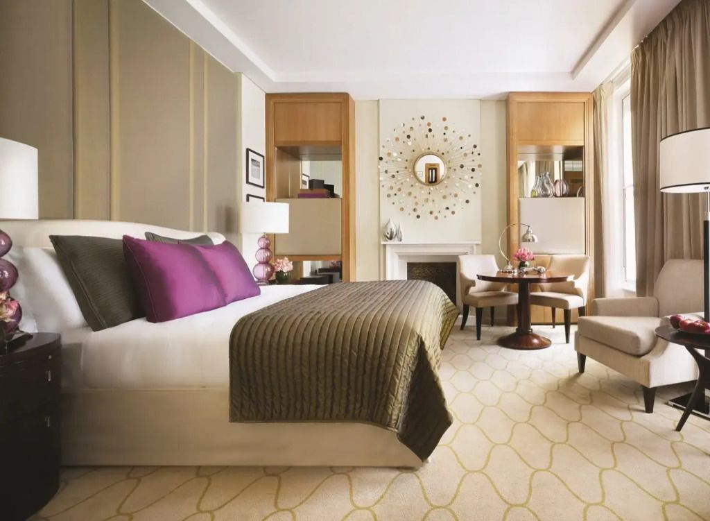 Helles und elegantes Executive Doppelzimmer mit Doppelbett und stilvoller Dekoration