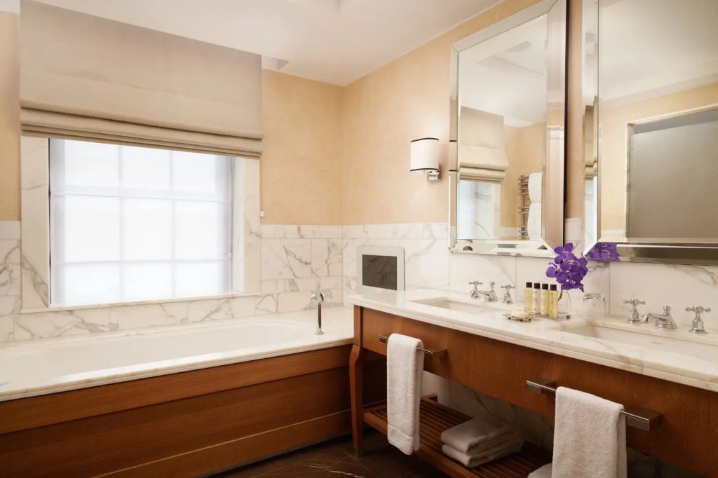 Modernes Badezimmer im Executive Stil mit großer Badewanne und eleganter Ausstattung