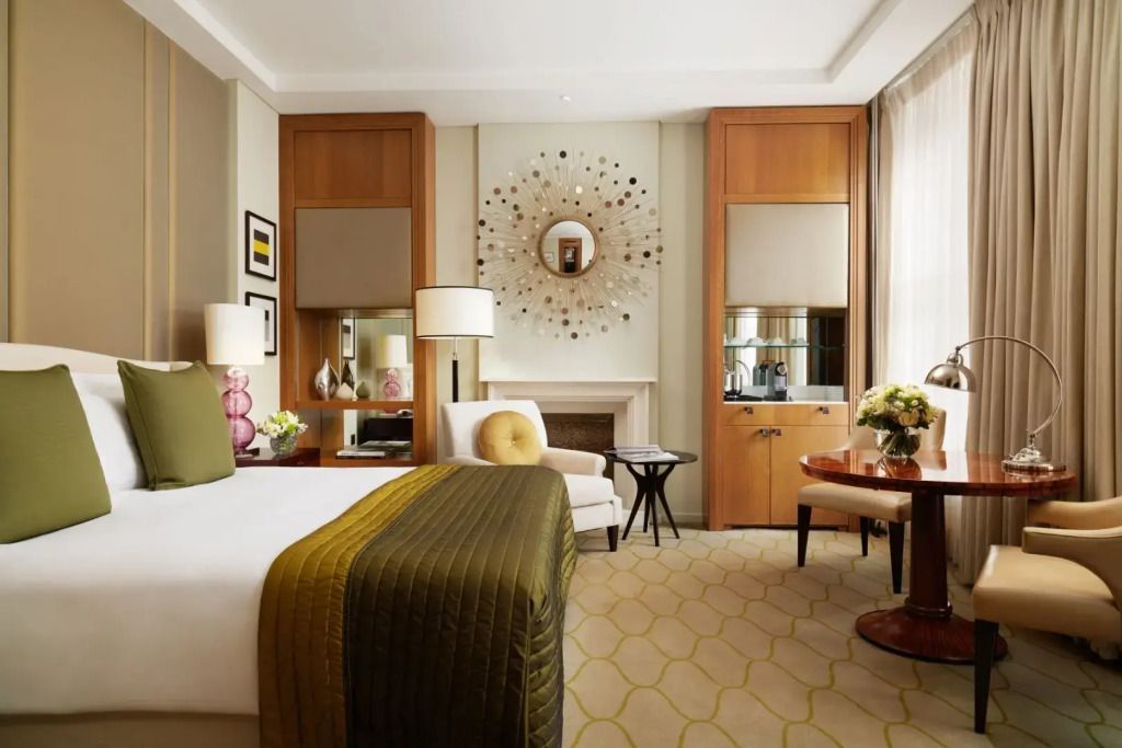 Elegantes Familienzimmer mit modernem Design und gemütlicher Atmosphäre im Corinthia London