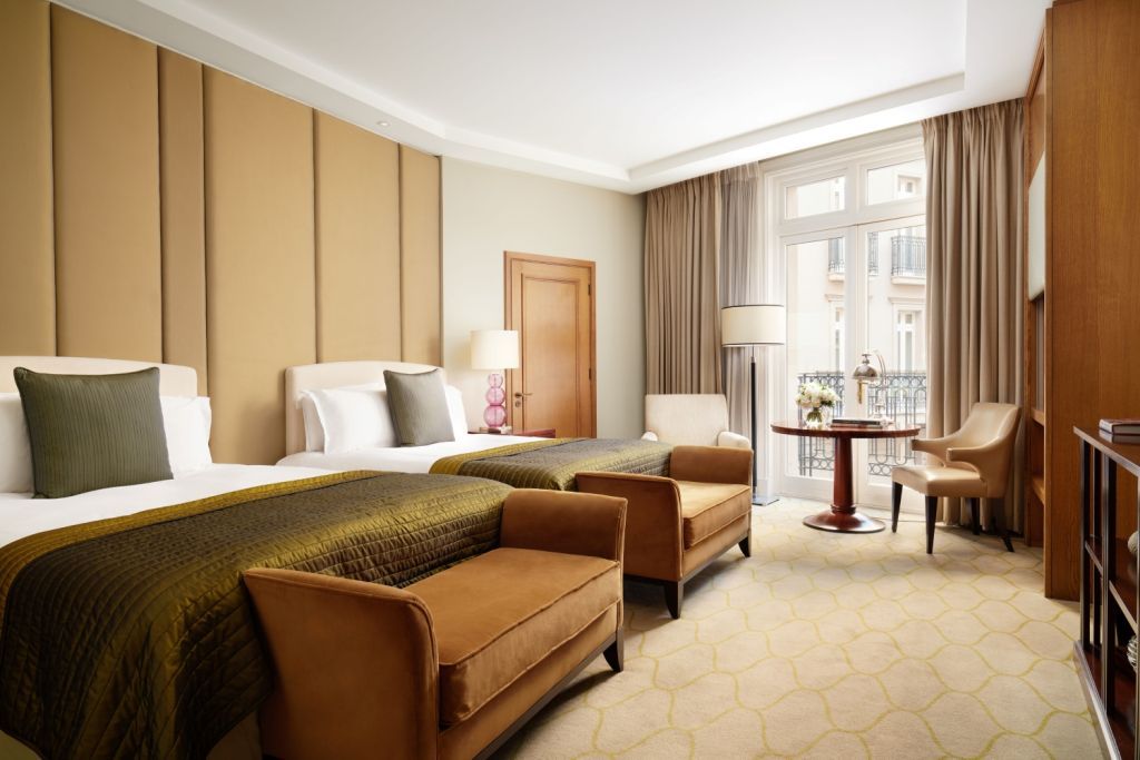 Familienzimmer mit Balkonblick im Corinthia London mit eleganter Einrichtung