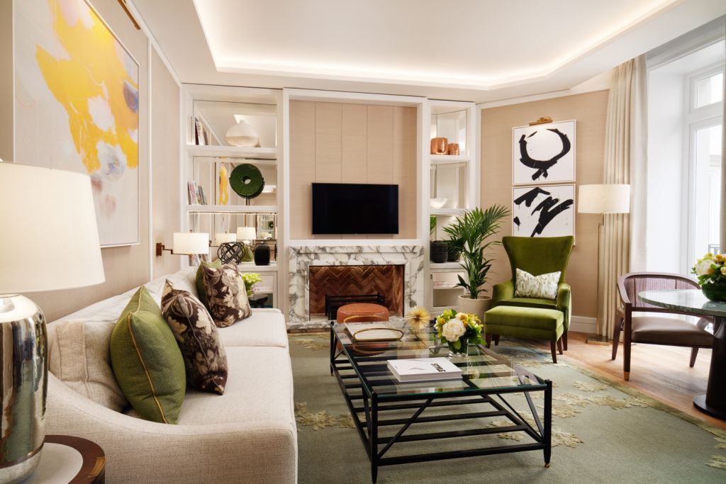 Elegantes Wohnzimmer mit Marmorkamin und modernen Kunstwerken