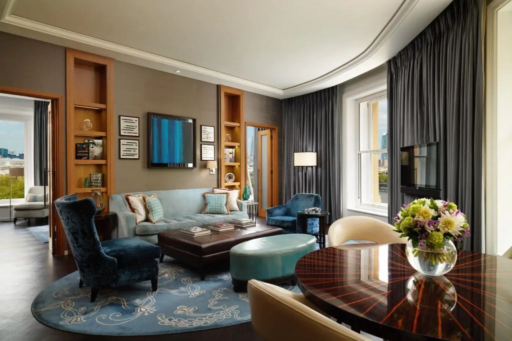 Elegantes Wohnzimmer mit stilvollen Möbeln und großem Fenster in der River Doppel Suite