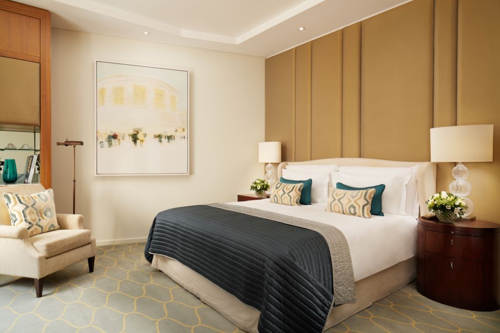 Elegantes Hotelzimmer mit Doppelbett, modernen Akzenten und beruhigenden Farben.