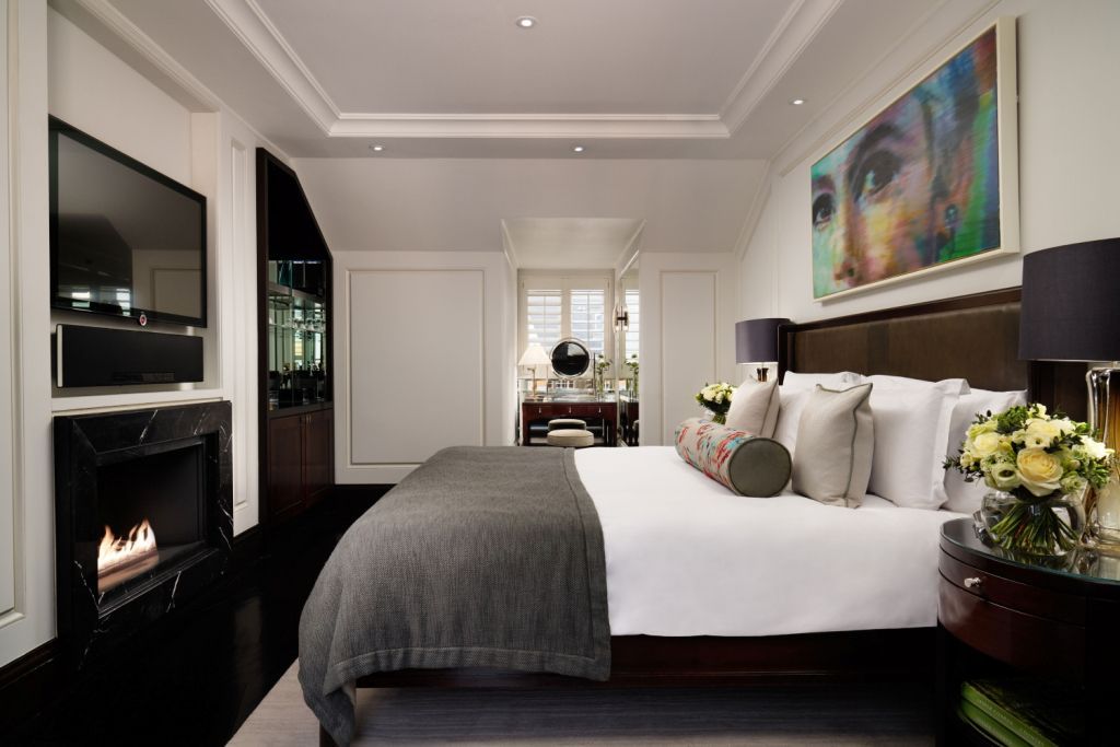Elegantes Schlafzimmer im Actor's Doppel Penthouse mit Kunstwerk und Kamin