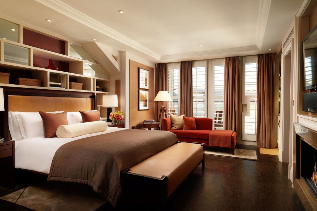 Luxuriöses Schlafzimmer mit Doppelbett und eleganten Möbeln in warmen Tönen