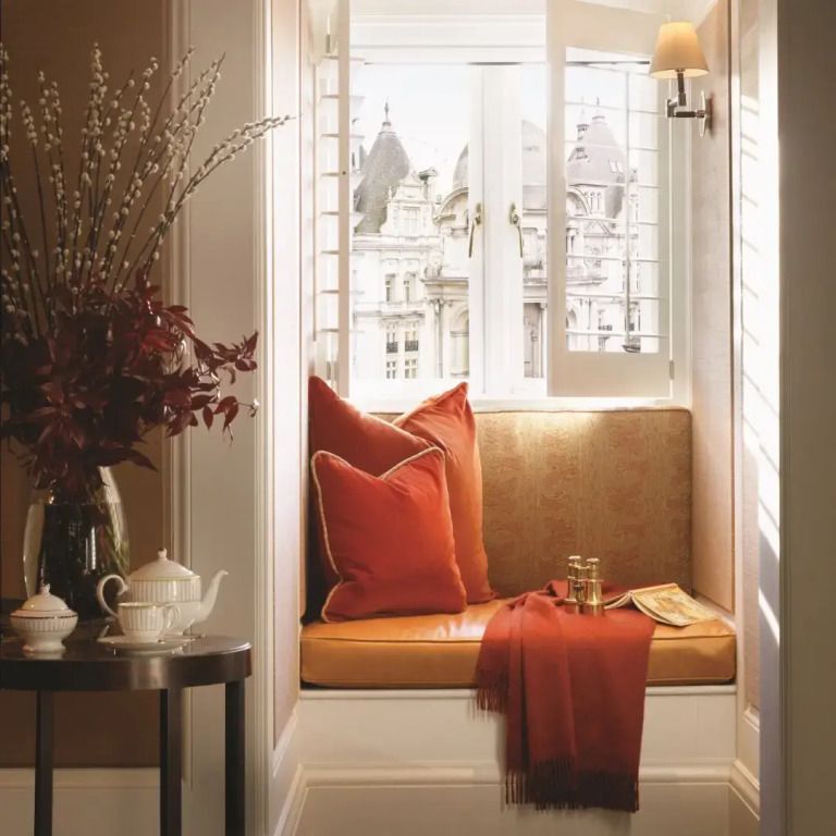 Einladende Sitzecke mit Blick auf historische Architektur durch Fenster