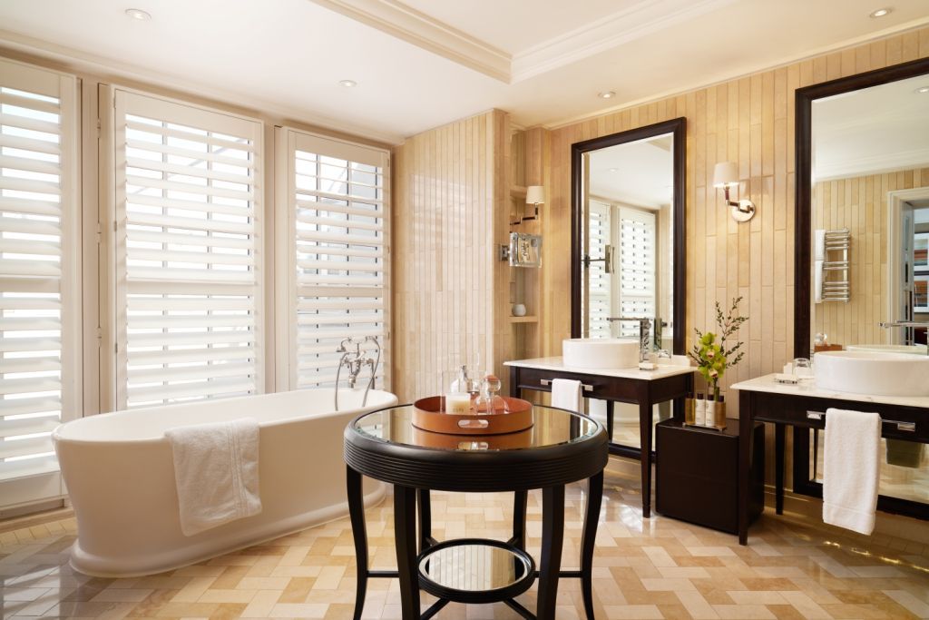 Modernes Badezimmer mit Badewanne, zwei Waschbecken und eleganter Einrichtung