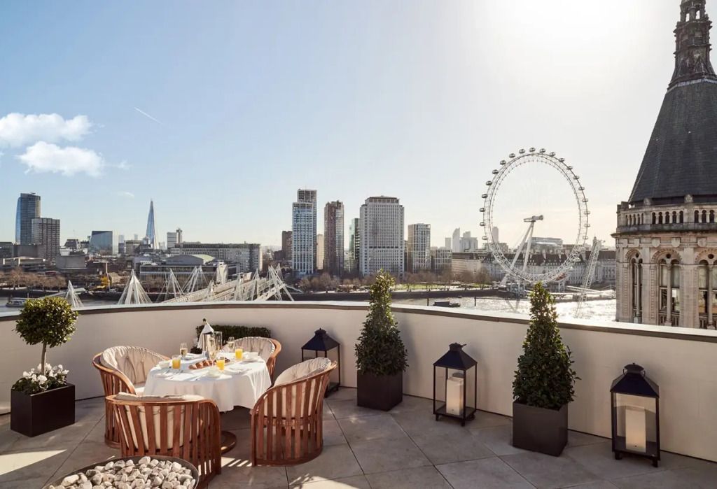 Dachterrasse mit Blick auf London Eye und Skyline bei hellem Tageslicht