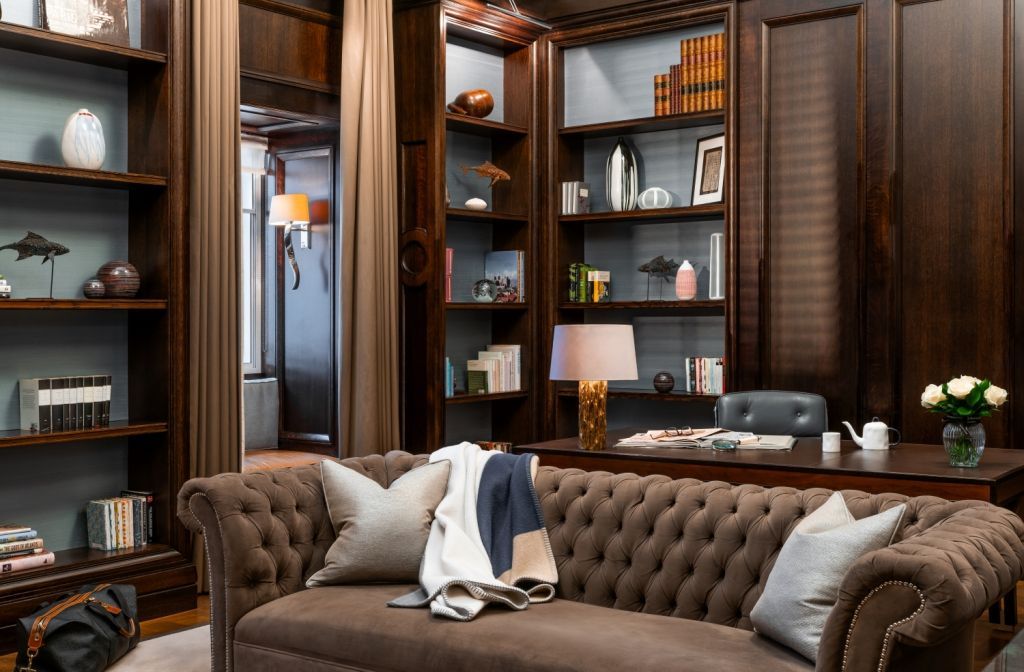 Gemütlicher Wohnbereich mit Sofa und Bücherregal im Writer's Doppel Penthouse