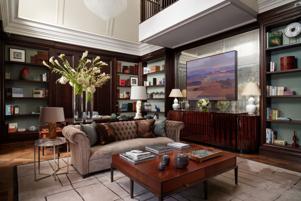 Geräumiger Sitzbereich mit Kunstwerk und eleganten Möbeln im Writer's Penthouse