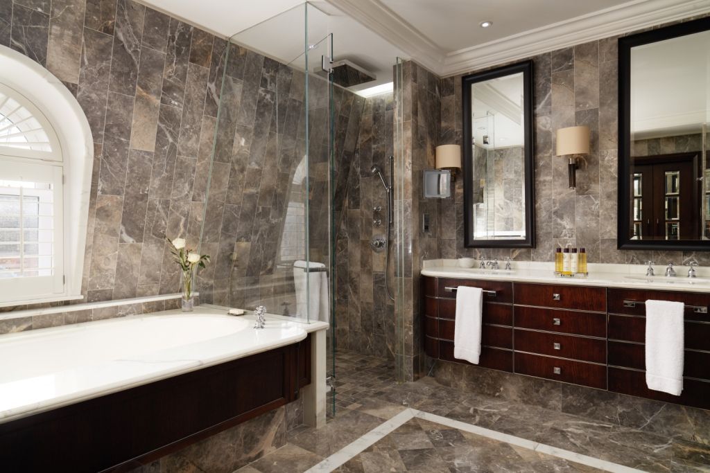 Modernes Badezimmer mit Marmorausstattung im Corinthia London
