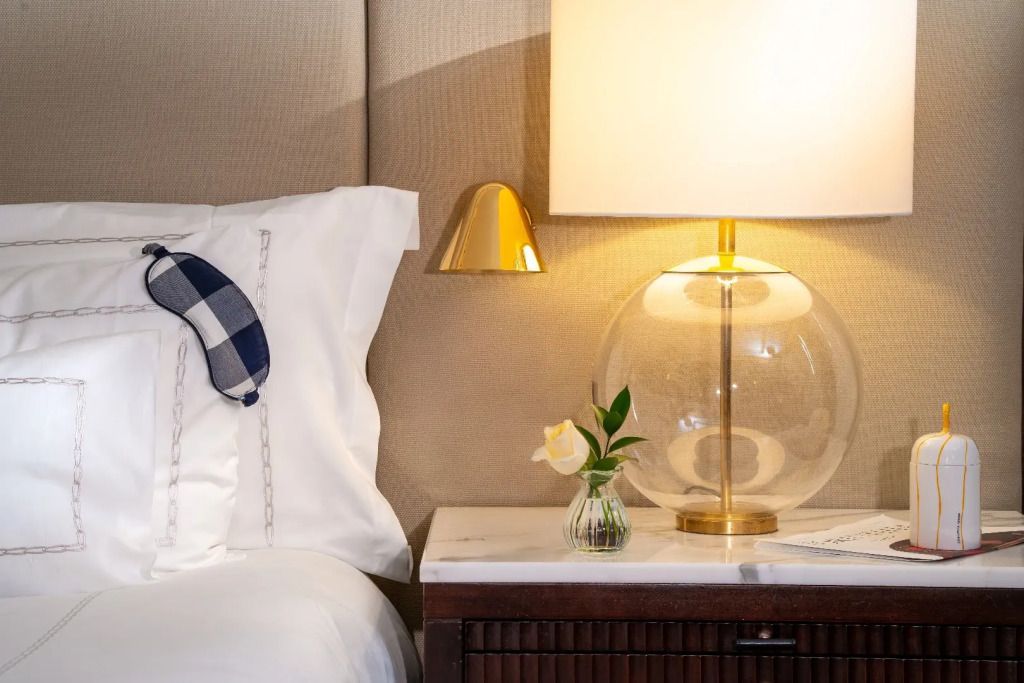 Nachtisch mit Lampe und Rose im Corinthia London.