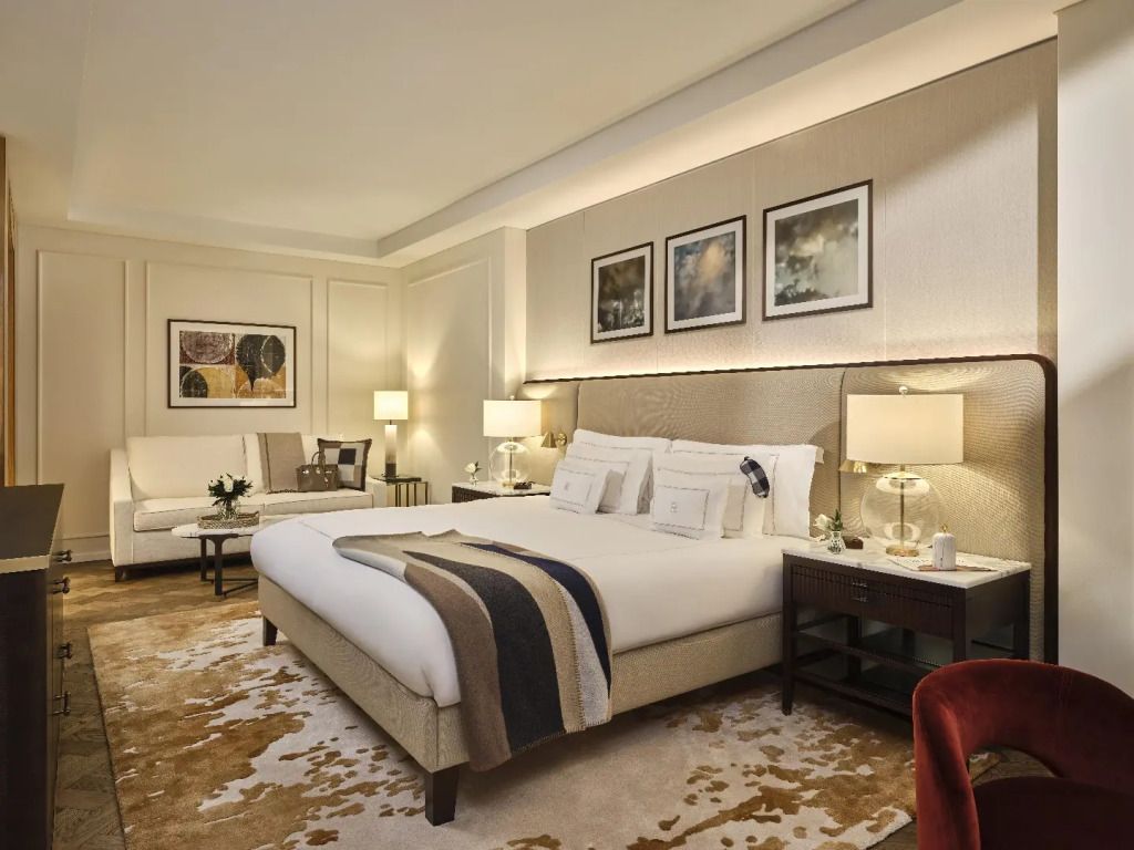 Elegantes Zimmer mit großem Doppelbett und stilvoller Dekoration