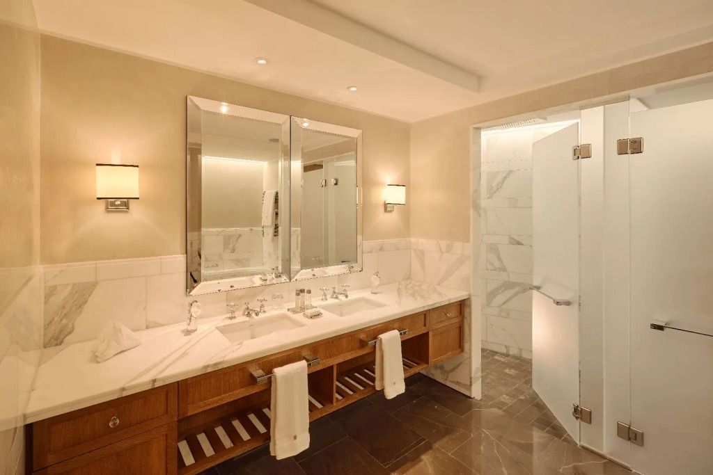 Luxuriöses Badezimmer mit zwei Waschbecken und elegantem Licht