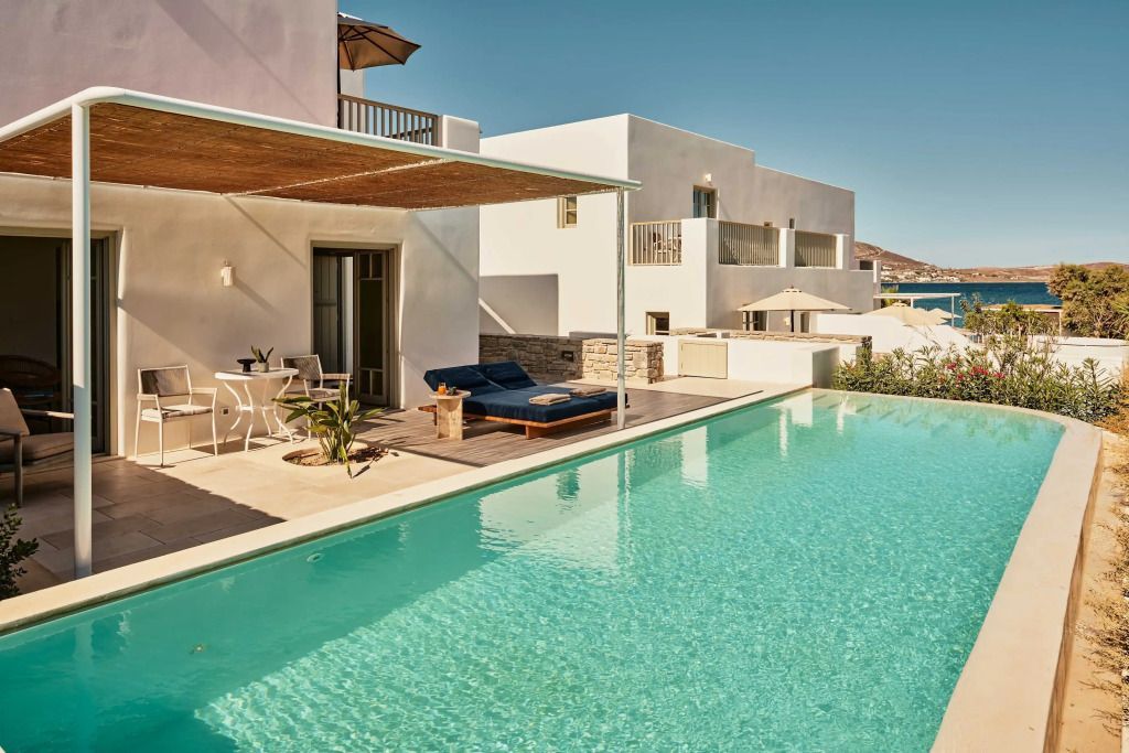 Infinity-Pool vor moderner Gebäudearchitektur des Resorts